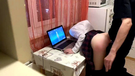 Задрал юбчонку первокурснице