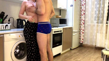 Первый день на съёмной хате без секса не обошёлся