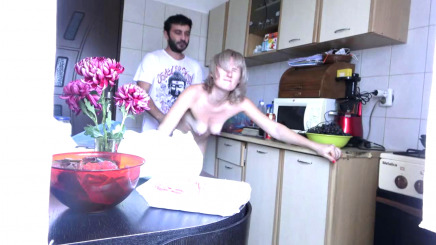 Домашняя жена готовит обед