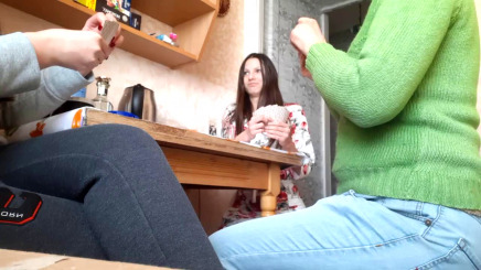 Три русские тёлки играют в общежитии в карты