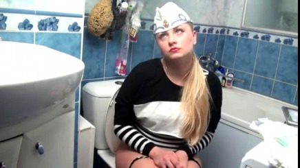 Русская девушка писает и какает в туалете