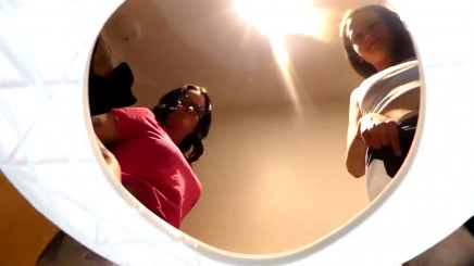 Девчата пукают в унитаз