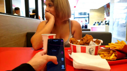 Вибратор управления с телефона в KFC кончает моя тёлка