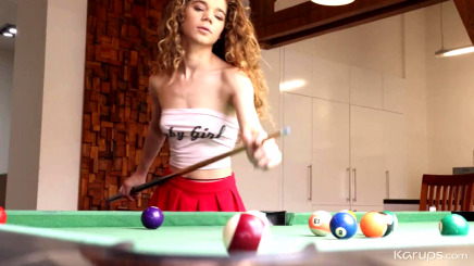 Позвал поиграть в бильярд рыжую кудряшку