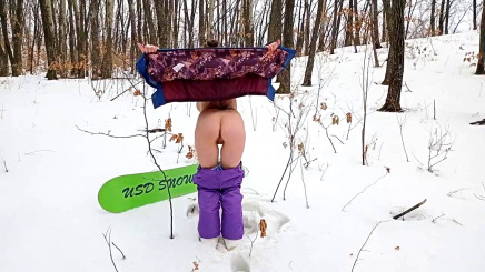 Я показываю свои сиськи и задницу в лесу после катания на сноуборде