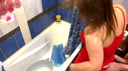 В ванной трахнул в анал милфу, орет и стонет как сука